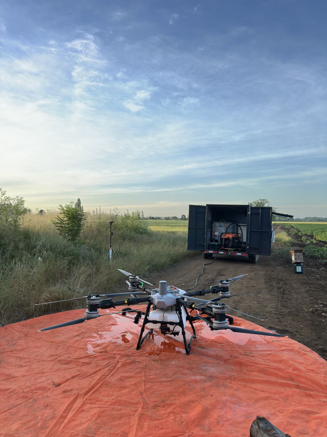 Drone listo para despegar junto al carro