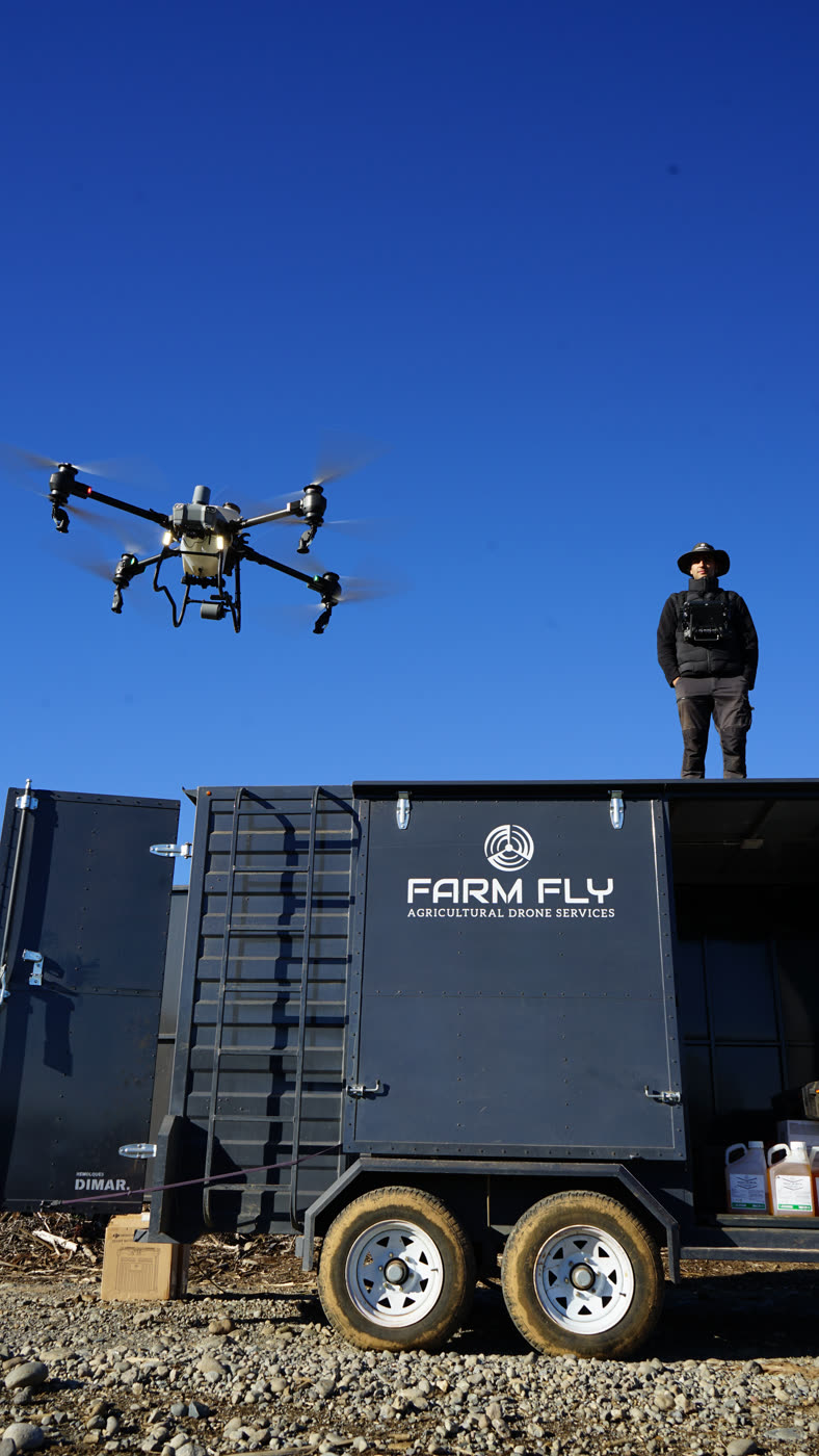 Drone despegando desde el carro de operación