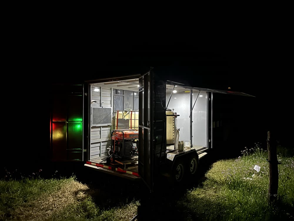 Carro de operación FARM FLY de noche