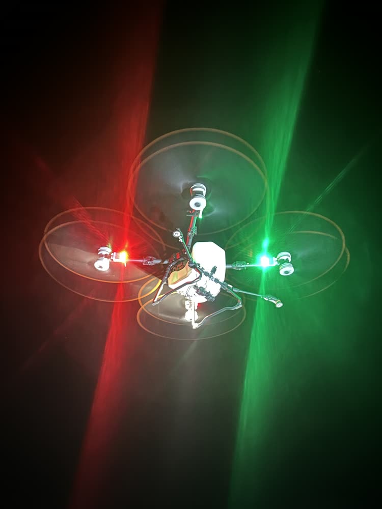 Drone FARM FLY en vuelo nocturno